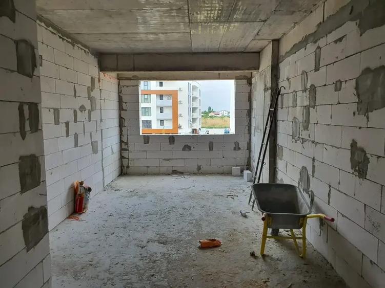 Garsonieră decomandată în Titan