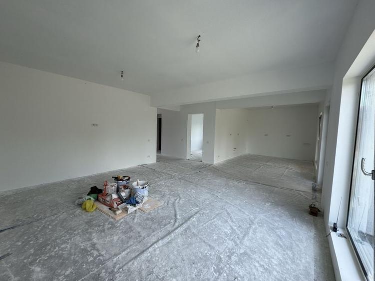 Casă cu 4 camere în Crevedia