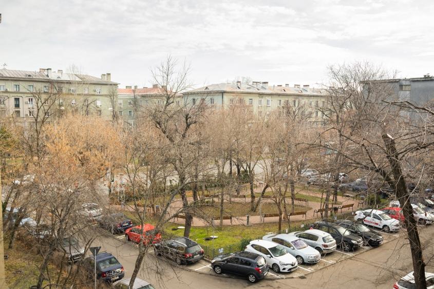 Apartament cu 3 camere semidecomandat în Drumul Taberei