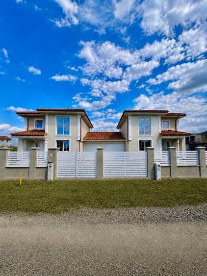 Duplex cu 4 camere cu Canalizare în Moșnița Nouă