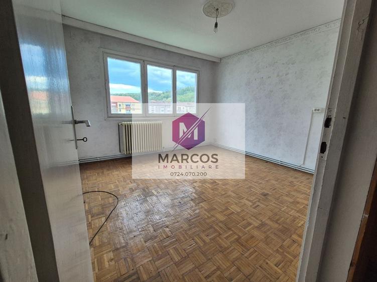 Apartament cu 3 camere semidecomandat în Micro I