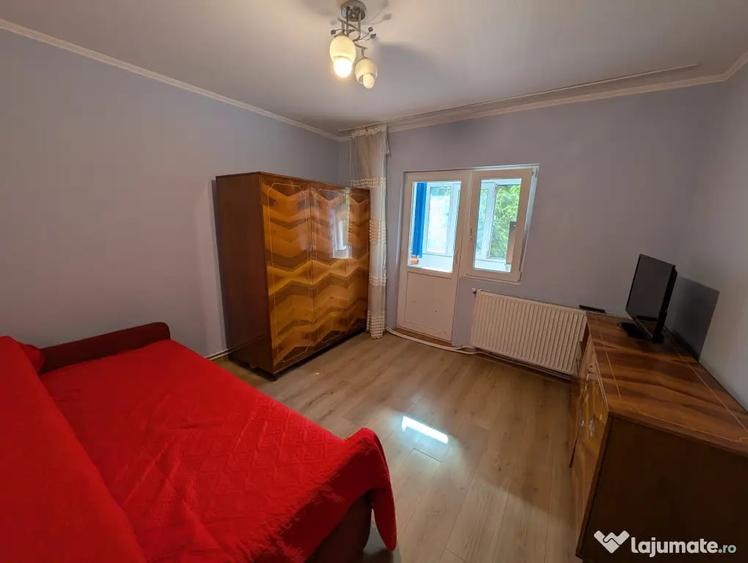 Apartament cu 3 camere decomandat în Est