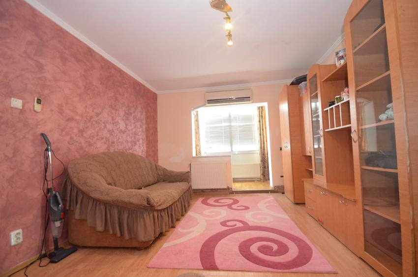 Apartament cu 3 camere semidecomandat în Steaua