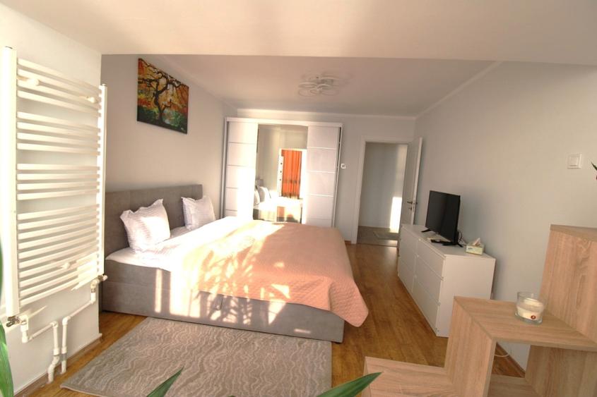 Apartament cu 3 camere decomandat, mobilat în Faleză