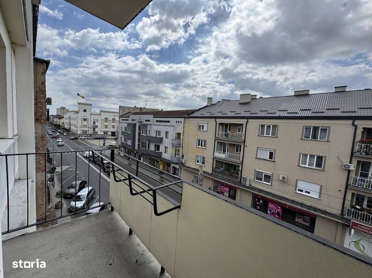 Apartament cu 3 camere semidecomandat în Horea
