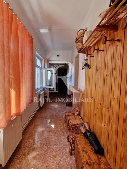Casă individuală cu 6 camere cu Canalizare în Central