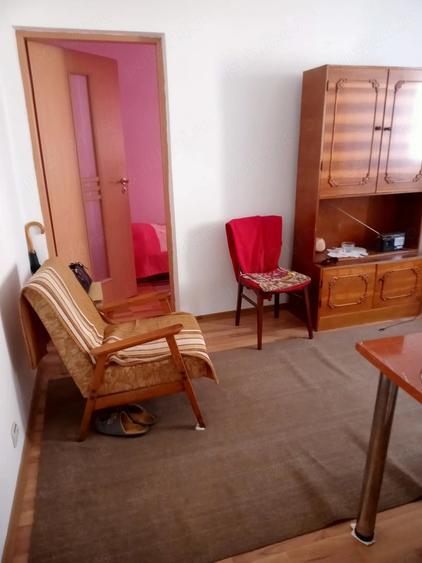 Apartament cu 3 camere semidecomandat în Sud