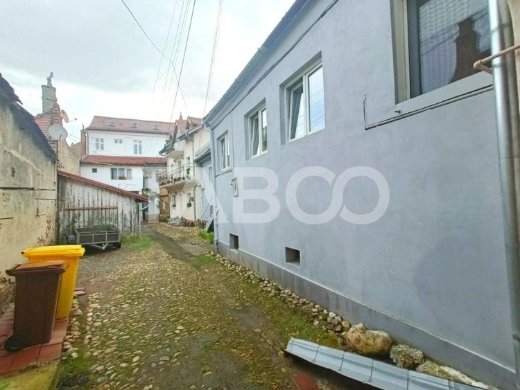 Apartament cu 3 camere semidecomandat, mobilat în Orașul de Jos