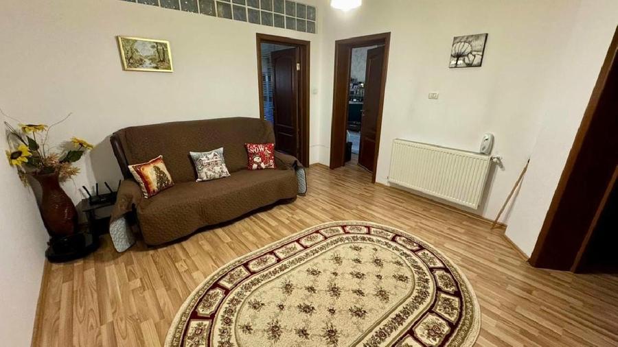 Casă individuală cu 6 camere cu Teren 600 Mp în Central