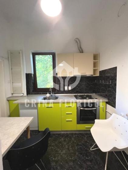 Apartament cu 4 camere decomandat, mobilat în Primăverii