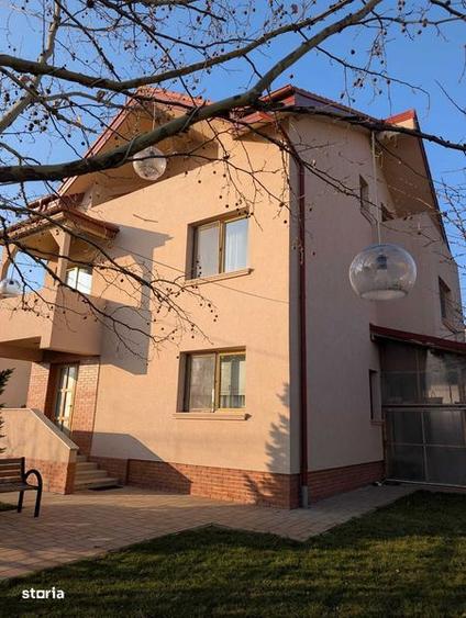 Casă cu 4 camere cu Teren 240 Mp în Central