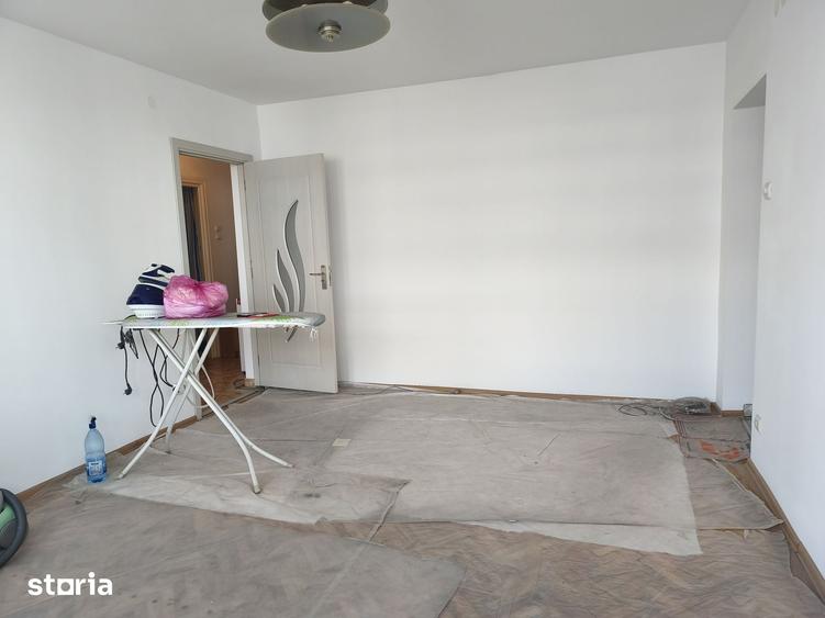 Apartament cu 3 camere semidecomandat în Crângași