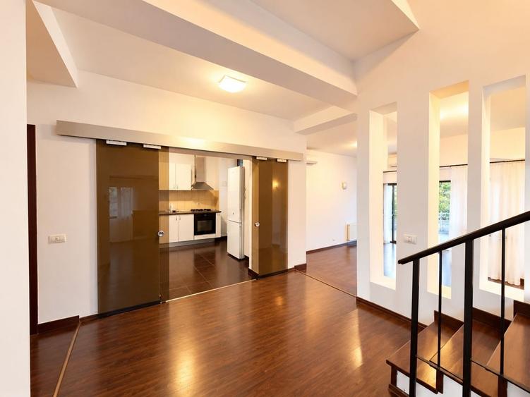 Duplex cu 5 camere cu Canalizare în Iancu Nicolae