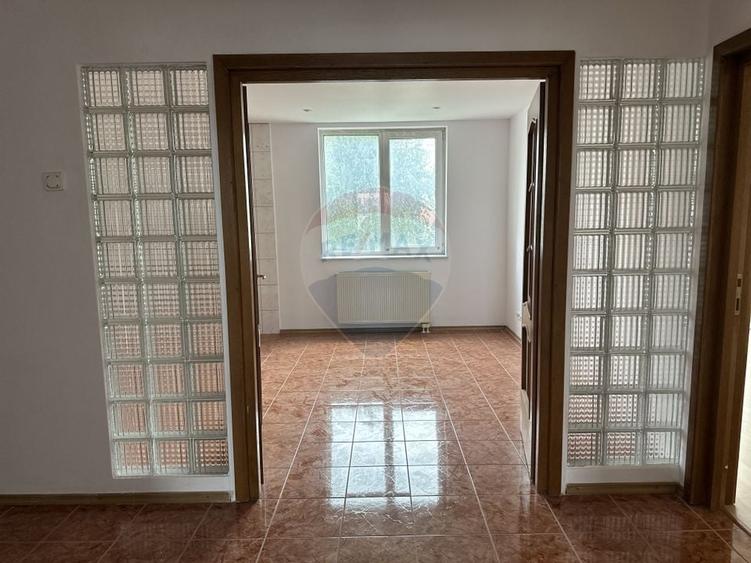 Apartament cu 4 camere decomandat în Calea Romanului