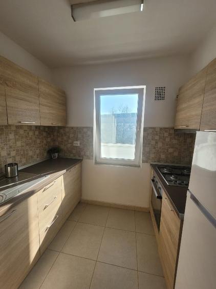 Apartament cu 3 camere semidecomandat, mobilat în Calea Victoriei