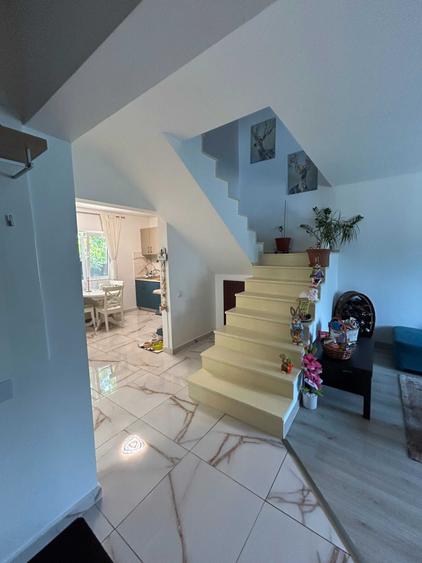 Casă cu 4 camere în Dascălu