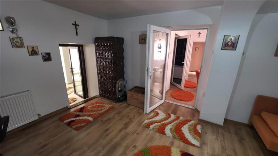 Casă individuală cu 8 camere cu Canalizare în Vest