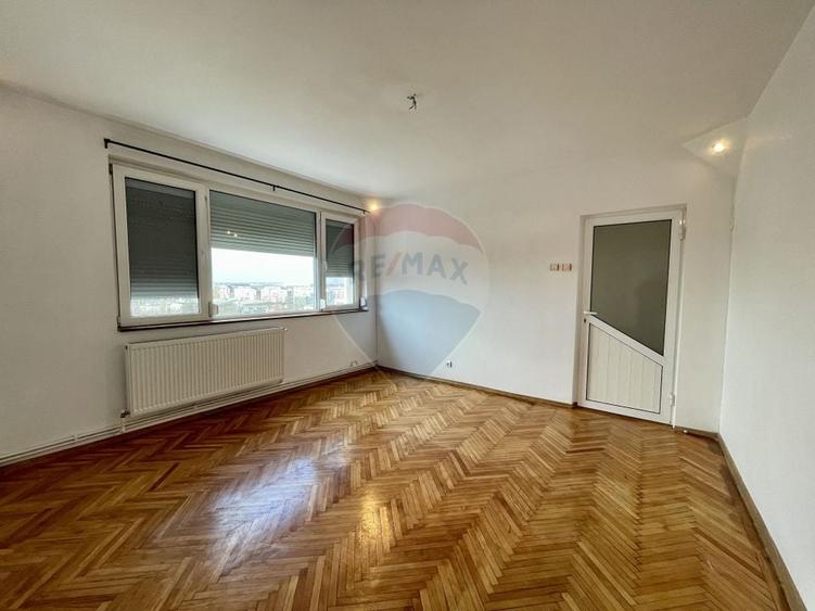 Apartament cu 3 camere semidecomandat în Nord