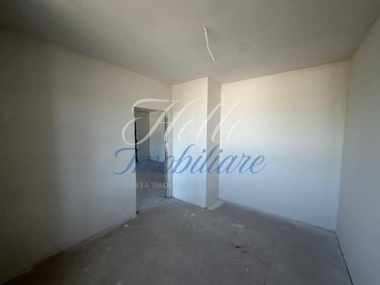 Apartament cu 3 camere semidecomandat în Florești
