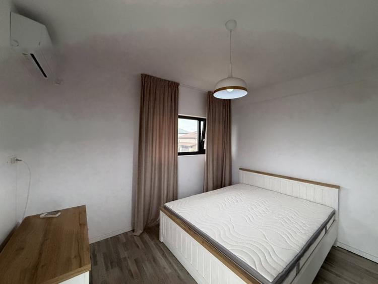 Casă individuală cu 3 camere decomandat cu Canalizare în Tunari