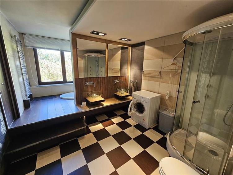 Apartament cu 2 camere semidecomandat, mobilat în Central