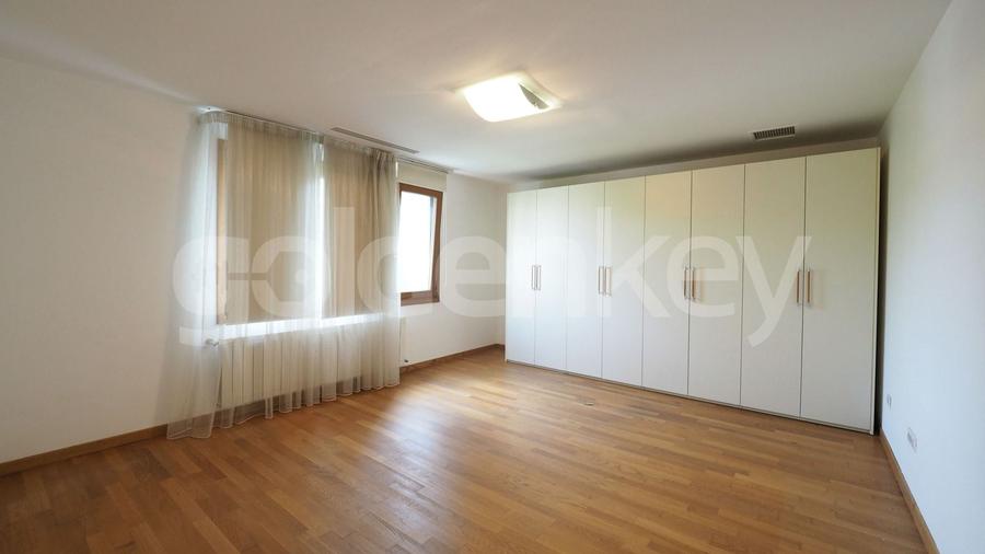 Duplex cu 5 camere cu Piscina în Iancu Nicolae