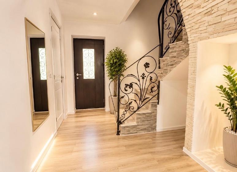 Casă individuală cu 5 camere cu Teren 500 Mp în Vidra