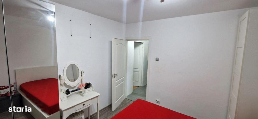 Apartament cu 3 camere decomandat în Valea Oltului