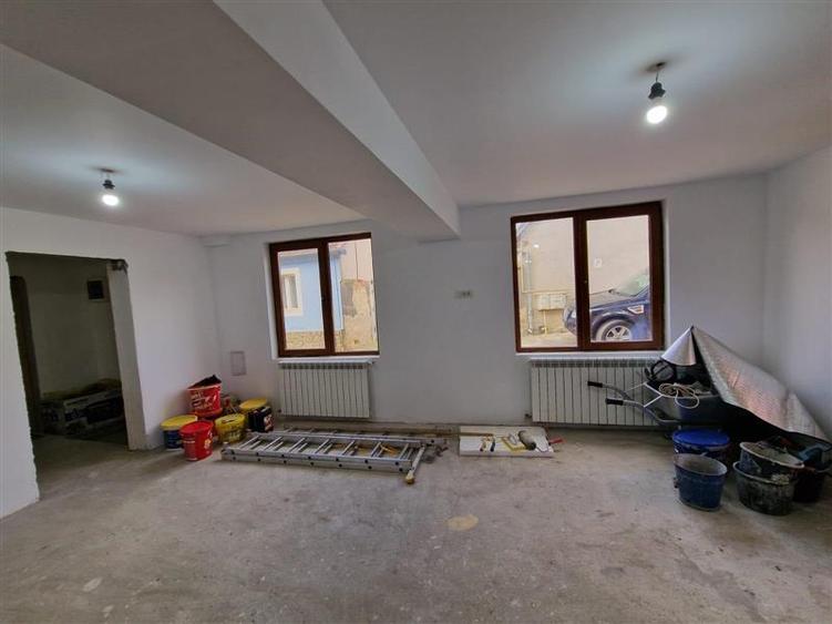 Casă individuală cu 5 camere cu Canalizare în Sud-Vest