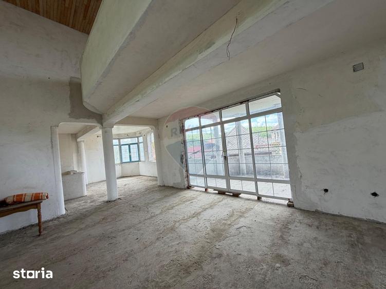Casă cu 6 camere cu Teren 2681 Mp în Central