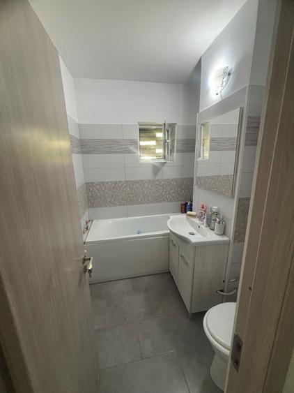 Apartament cu 2 camere semidecomandat în Craiovei