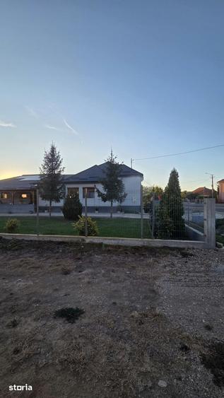 Casă cu 5 camere cu Teren 14000 Mp în Păulești