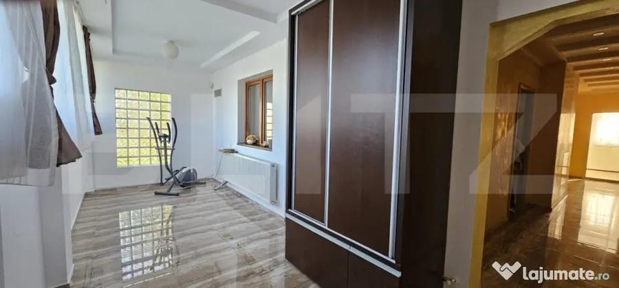 Casă cu 5 camere cu Teren 1300 Mp în Valea