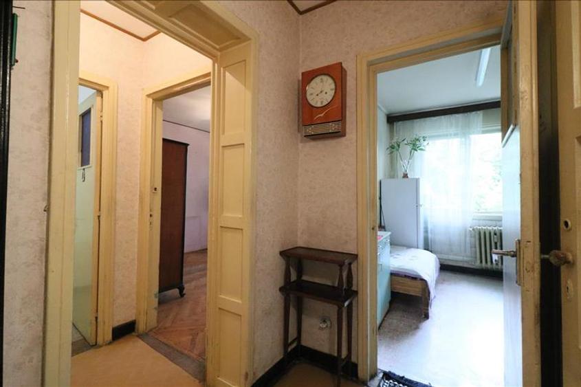 Apartament cu 3 camere decomandat în Podu Roș