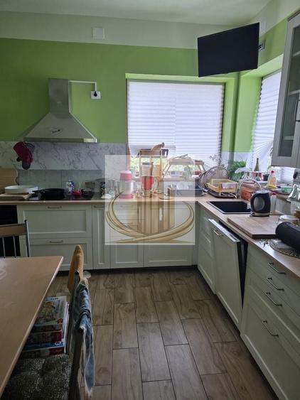 Casă individuală cu 7 camere cu Canalizare în Lipovei