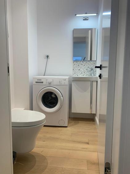 Apartament cu 3 camere semidecomandat, mobilat în P-ța Victoriei