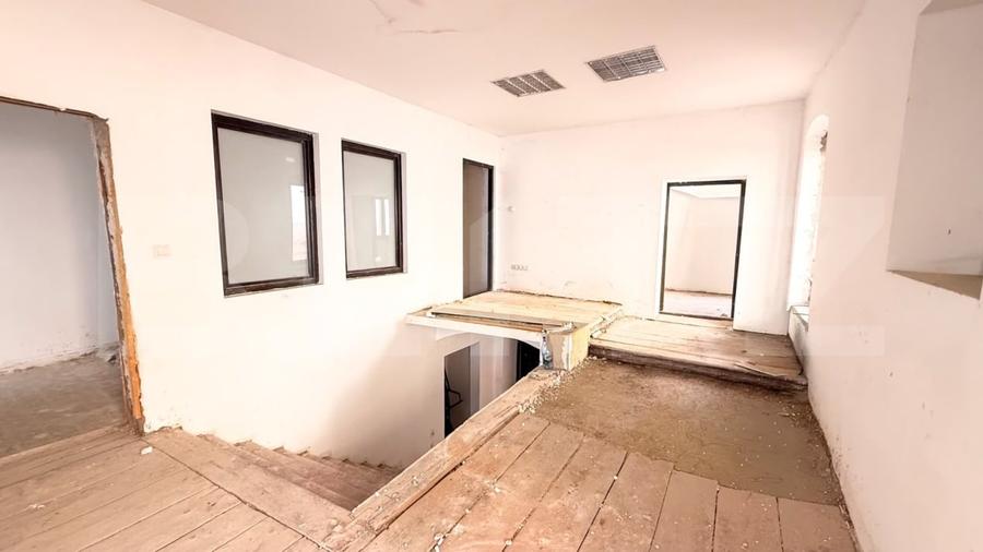 Casă individuală cu 6 camere cu Canalizare în Central