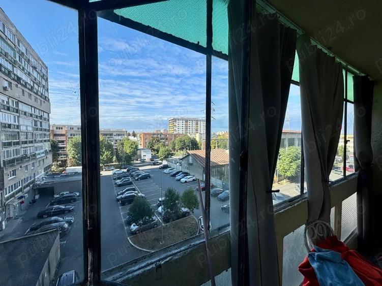 Apartament cu 3 camere decomandat în Polivalentă