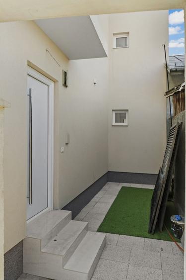 Casă individuală cu 11 camere cu Canalizare în Chitila