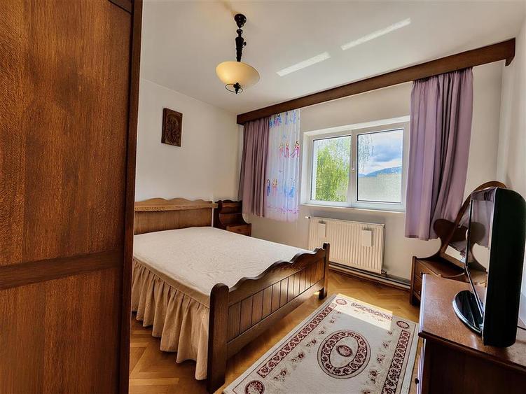 Apartament cu 4 camere decomandat în Tractorul