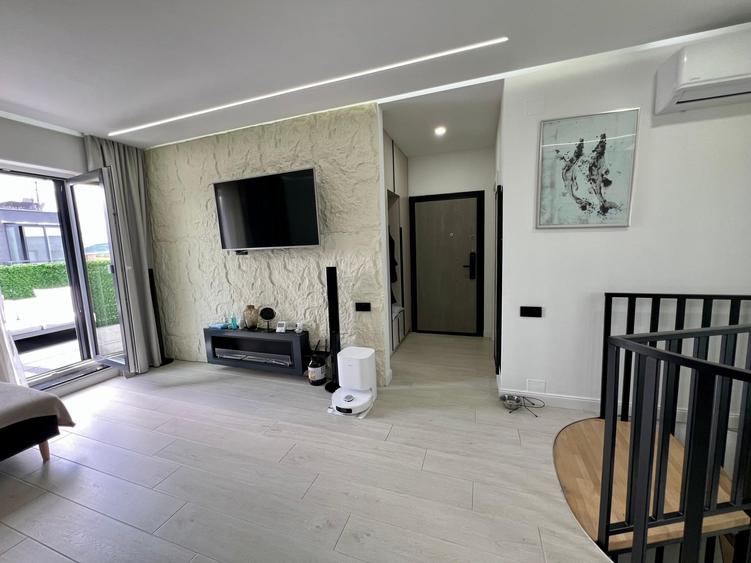 Apartament cu 3 camere semidecomandat, mobilat în Florești