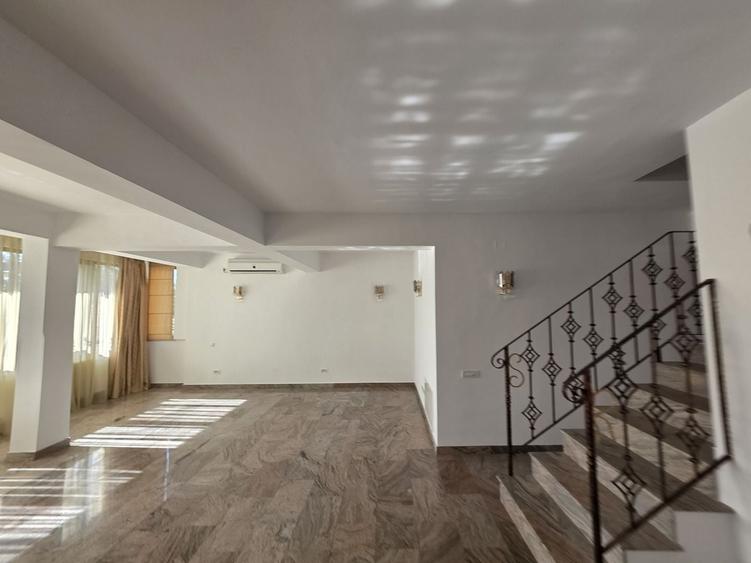 Casă individuală cu 7 camere cu Piscina în Central