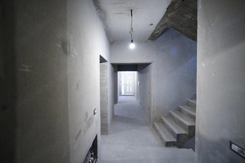 Casă cu 8 camere cu Teren 265 Mp în Romanești