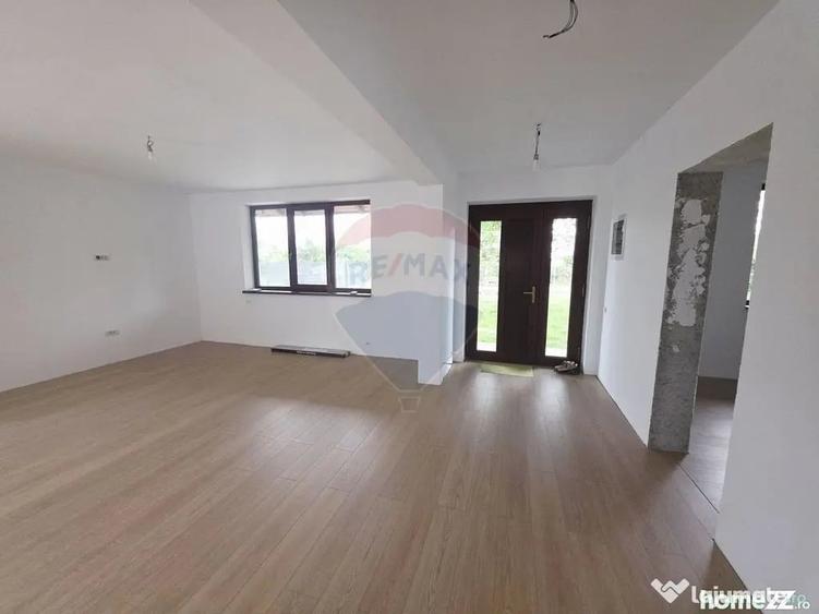 Casă cu 4 camere cu Teren 6110 Mp în Girov