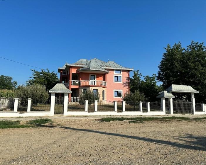 Casă individuală cu 8 camere cu Teren 1000 Mp în Bălușeni