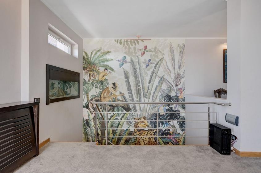 Penthouse cu 3 camere semidecomandat în Central