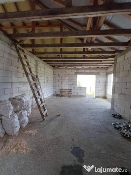 Casă cu 2 camere cu Teren 3289 Mp în Luna