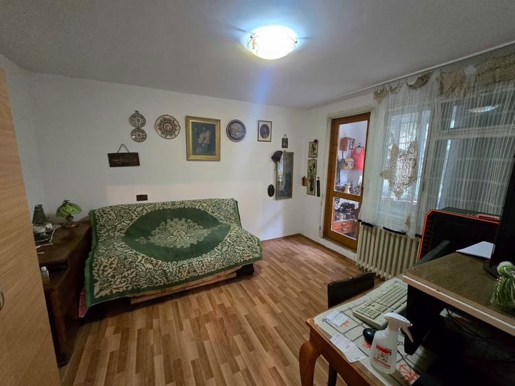 Apartament cu 4 camere decomandat în Titan