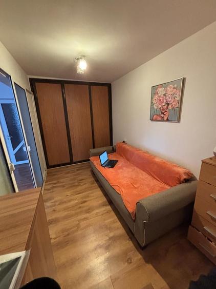 Apartament cu 3 camere semidecomandat în Exterior Vest