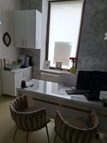 Casă cu 10 camere cu Teren 200 Mp în Romană